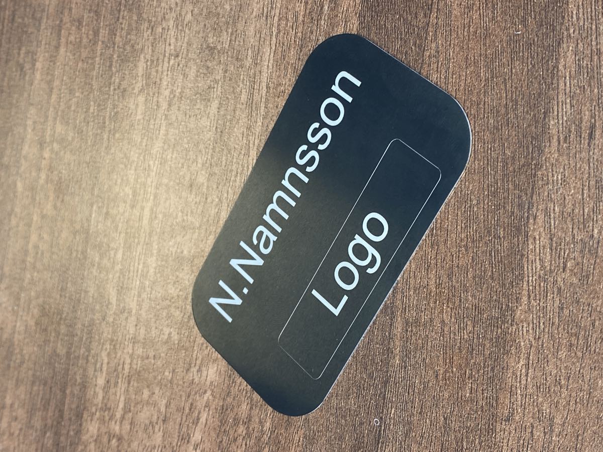 Svart aluminiumskylt