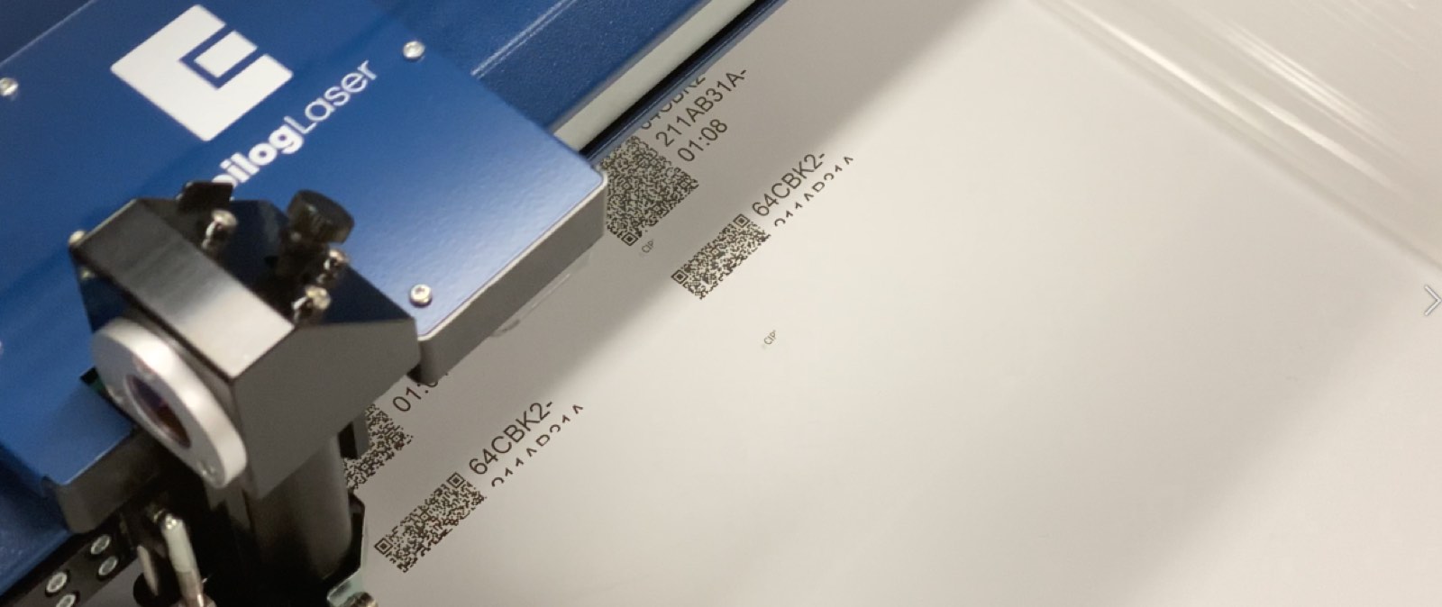 Laser som graverar QR-koder på skyltmaterial