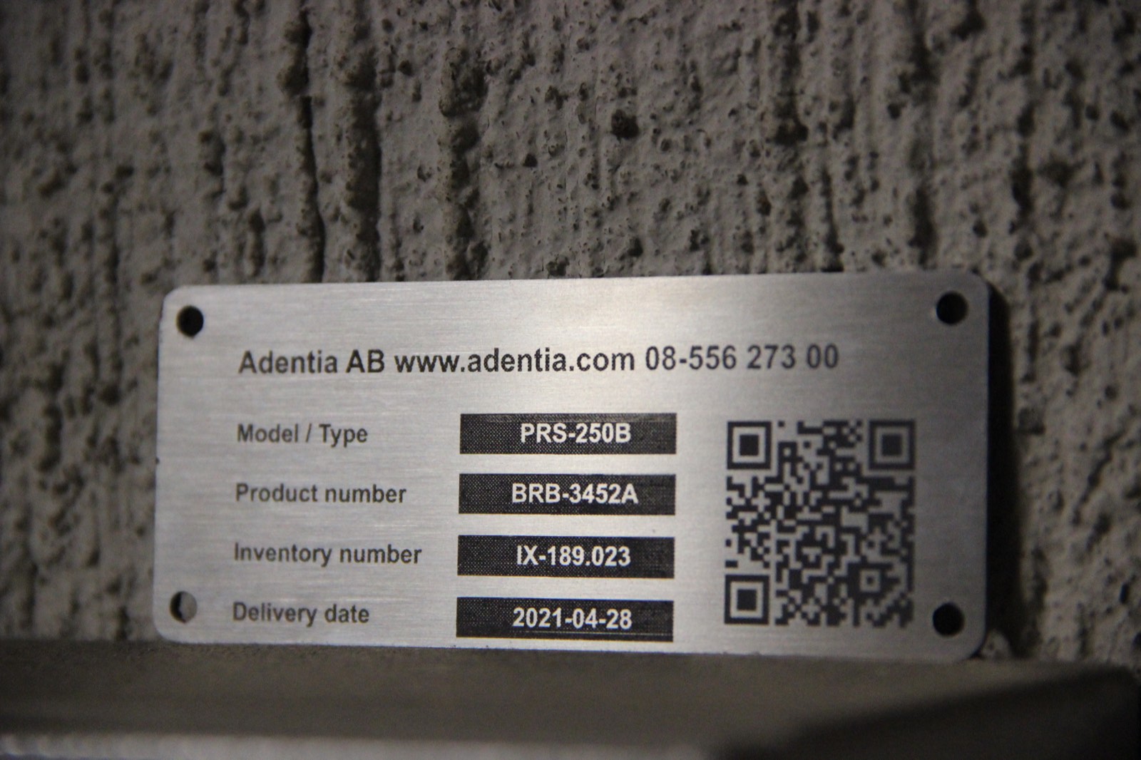 Borstad metallskylt med modellnummer och QR-kod