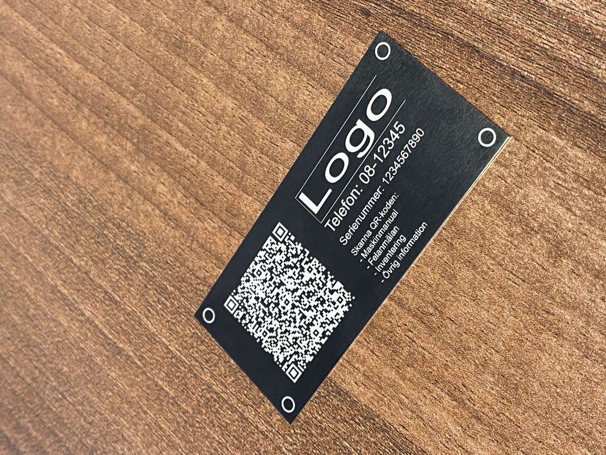 Svart skylt med QR-kod och maskinuppgifter